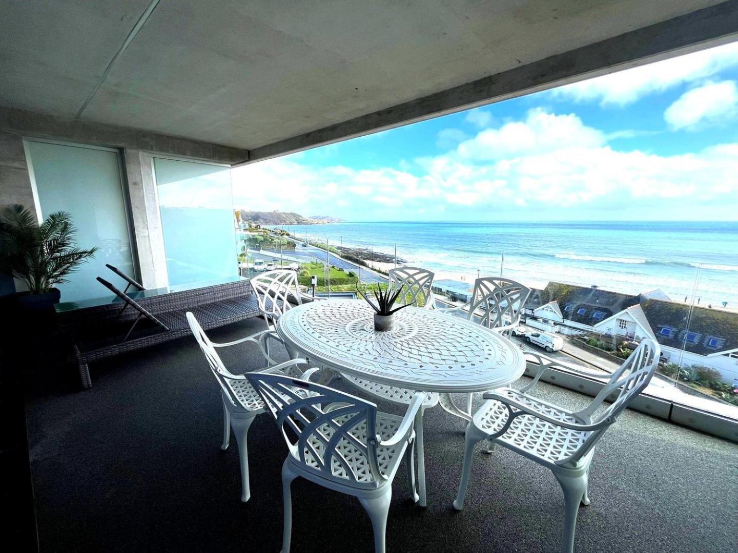 Luxury 3-Bed Apartment, With Direct Beach Access, Free Parking & Sea Views ! Falmouth Luaran gambar